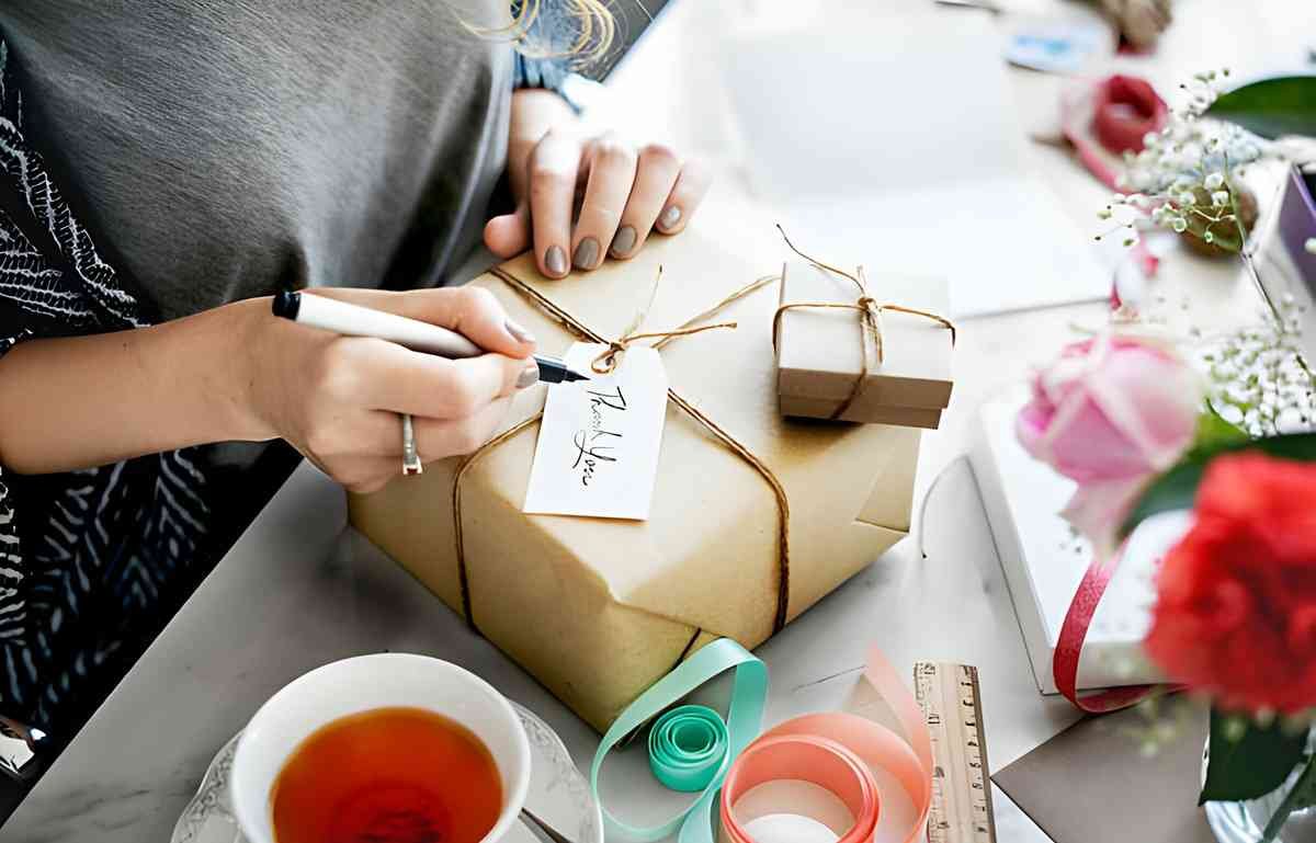 Creative ideas for gratitude gifts to appreciate your coworkers.